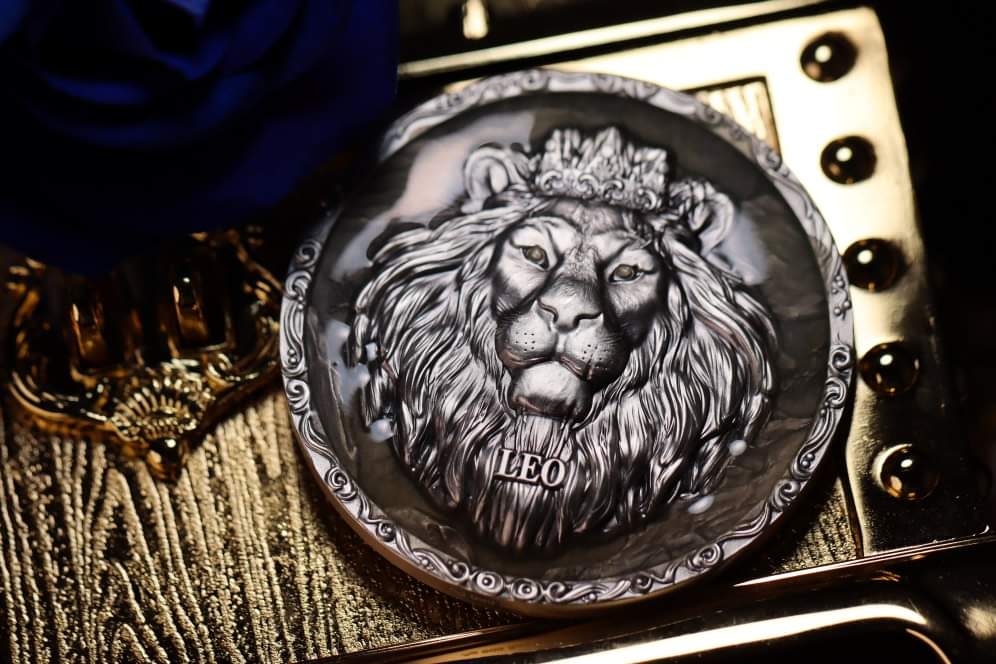 Niue Leo 2024, 5oz Silbermünze*, Antik Color Glow in the Dark UV UHR, Nur 99 Stk.